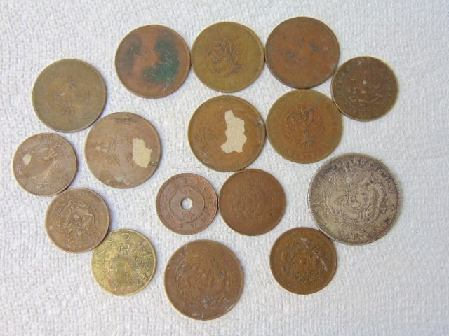 Coin lot, 16 Chinese coins, 15 copper one silver, see images. (1 of 7)