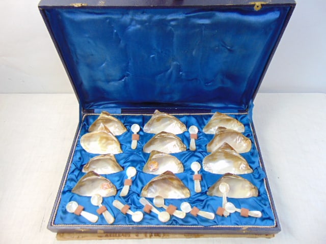 Caviar set, 12 shell dishes with mother of pearl spoons, "Fabrica Santa Helena", in original case, (1 of 5)