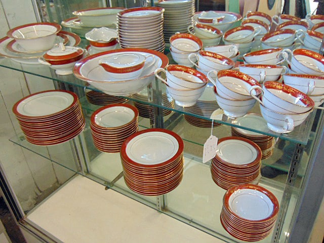 Large set of Noritake "Goldhill" porcelain dinnerware, white porcelain with a red & gilt decorated (1 of 8)
