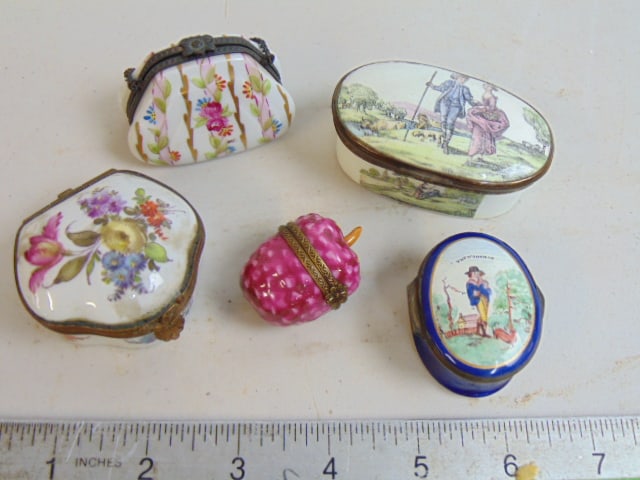 5 porcelain & enameled decorative boxes by Limoges, Battersea, some boxes have issues, hairlines: 5 porcelain & enameled decorative boxes by Limoges, Battersea, some boxes have issues, hairlines