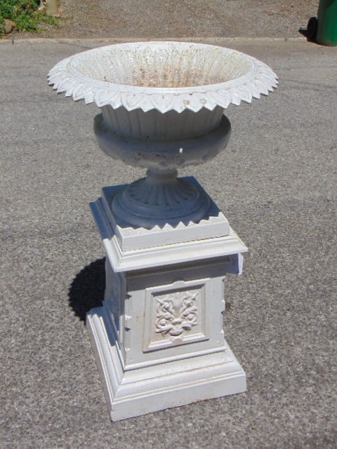 Cast iron garden urn, urn on pedestal base, 2 part. (1 of 4)