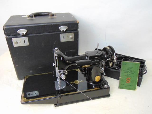 Singer featherweight sewing machine in original case, with accessories, oil, original instructions, (1 of 7)