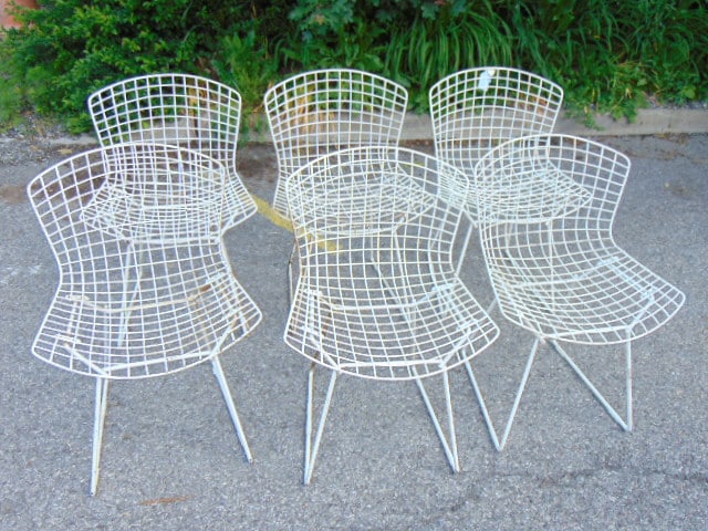 Set 6 Bertoia steel wire frame chairs, in white, some chips, dirt, minor superficial rust in places. (1 of 5)
