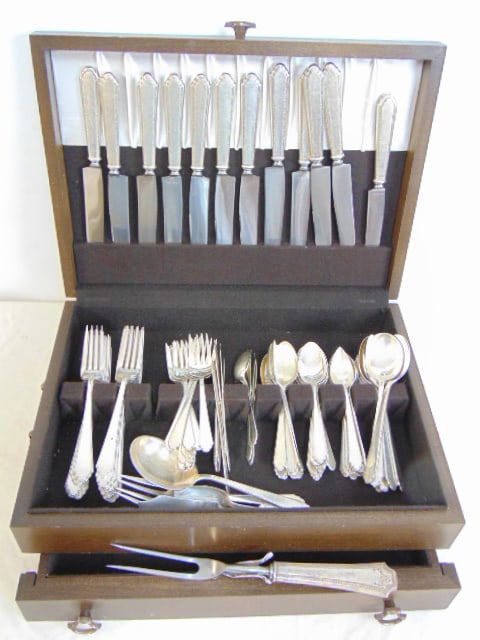 Set sterling silver flatware by Treasure, in case, total weight is 118 troy plus knives. (1 of 5)
