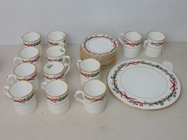Set Royal Worcester Christmas porcelain, "Holly Ribbons", includes cake plate, 12 cake plates & 12 (1 of 5)