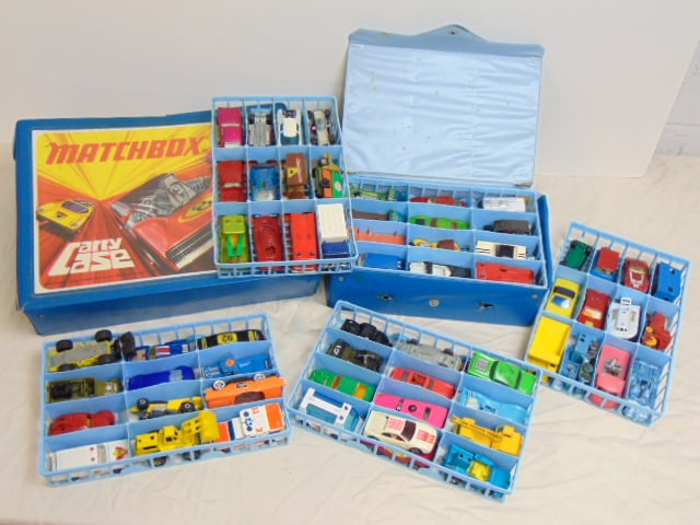 Large collection of vintage Matchbox cars in two carry cases, 60 cars, all in used condition. (1 of 8)
