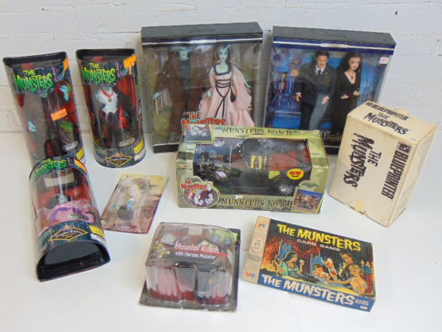 Lot "Munsters" toy figurines, card game, Barbie figures (also Adams Family), & various Munster Koach (1 of 8)