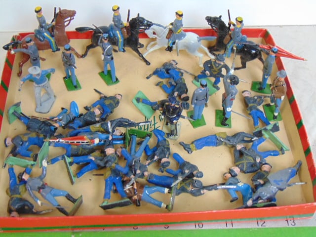 Lot tin toy soldiers, civil war uniforms, single soldiers, soldiers on horseback, (1 of 4)