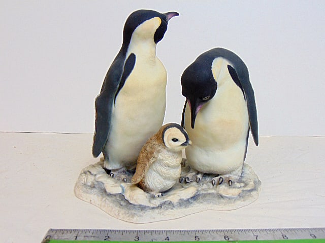 Porcelain Penguin figure by Boehm, "Emperor Penguins with Young", limited issue, height is 8", in: Porcelain Penguin figure by Boehm, "Emperor Penguins with Young", limited issue, height is 8", in good condition.