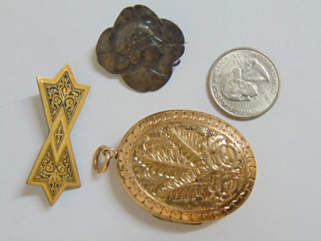 Jewelry. (3) pcs lot to include locket; Art Nouveau pin; & vintage damascene pin.: Jewelry. (3) pcs lot to include locket; Art Nouveau pin; & vintage damascene pin.
