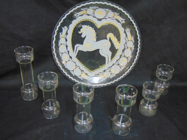 Peter Hunt glass charger with horse scene & 6 Pyrex vases, charger is 16", tallest Pyrex is 9",: Peter Hunt glass charger with horse scene & 6 Pyrex vases, charger is 16", tallest Pyrex is 9", shortest is 5", all in good condition.