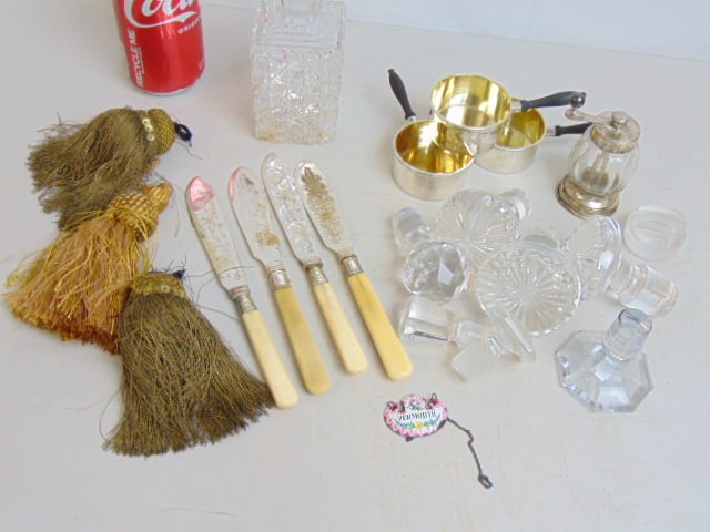 Lot of stoppers, sp miniature pots, tassels, bone handled knives, small glass & silver plated pepper: Lot of stoppers, sp miniature pots, tassels, bone handled knives, small glass & silver plated pepper mill