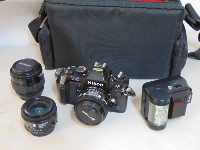 Nikon N2020 35mm camera with 3 lenses & autoflash, includes AF Nikkor 50mm lens, Nikkor 35-70mm lens (1 of 4)