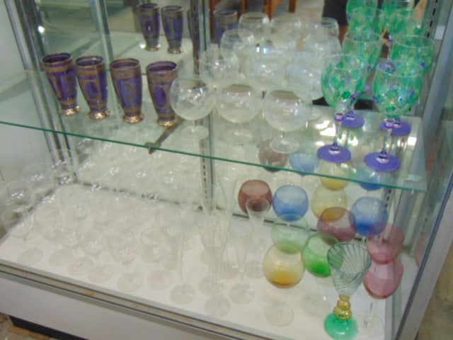 Lot misc. stemware, 25 clear wine glasses (various sizes), Venetian goblet, 8 clear champagne: Lot misc. stemware, 25 clear wine glasses (various sizes), Venetian goblet, 8 clear champagne flutes, 4 decorative wine glasses decorated with grapevines, 10 colored wine glasses 4 purple glasses with