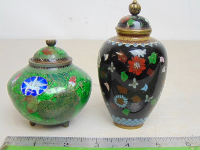 2 small cloisonne lidded jars, one in green, one in black, 4.5" & 3.25" tall: 2 small cloisonne lidded jars, one in green, one in black, 4.5" & 3.25" tall