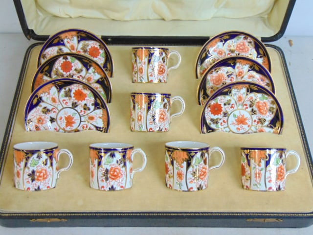 Set Royal Crown Derby cups & saucers in original case, 6 demitasse cups & saucers, good condition.: Set Royal Crown Derby cups & saucers in original case, 6 demitasse cups & saucers, good condition.