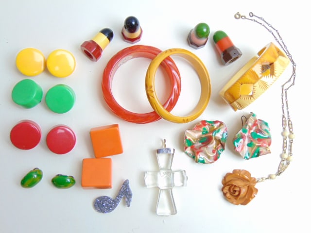 VINTAGE BAKELITE & COSTUME JEWELRY grouping 3 carved bangles; carved brown rose pendant; 5 pairs (1 of 16)