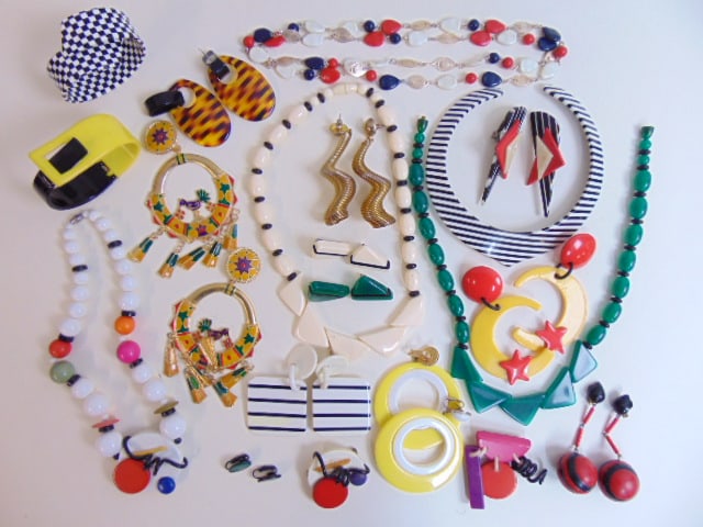 VINTAGE 1980's RETRO COSTUME JEWELRY collection statement pieces including Scooter large round drop: VINTAGE 1980's RETRO COSTUME JEWELRY collection statement pieces including Scooter large round drop earrings; earrings; necklaces; pins; bracelets; & a few older pieces