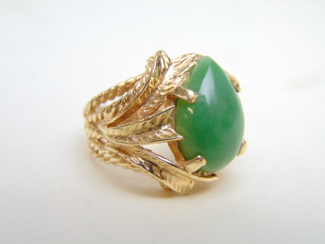 JEWELRY. 14kt Vintage Jade ring, 9.15 grams, size 6, stone is approx 12 mm. (1 of 4)
