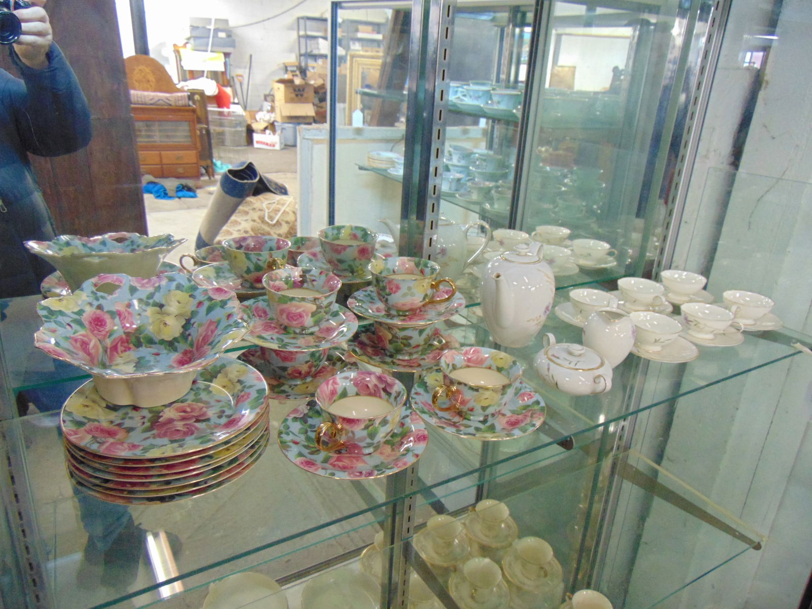 Porcelain lot, Hutchenreuther tea set & lot of Antonella Moretti floral decorated cups & saucers (1 of 7)