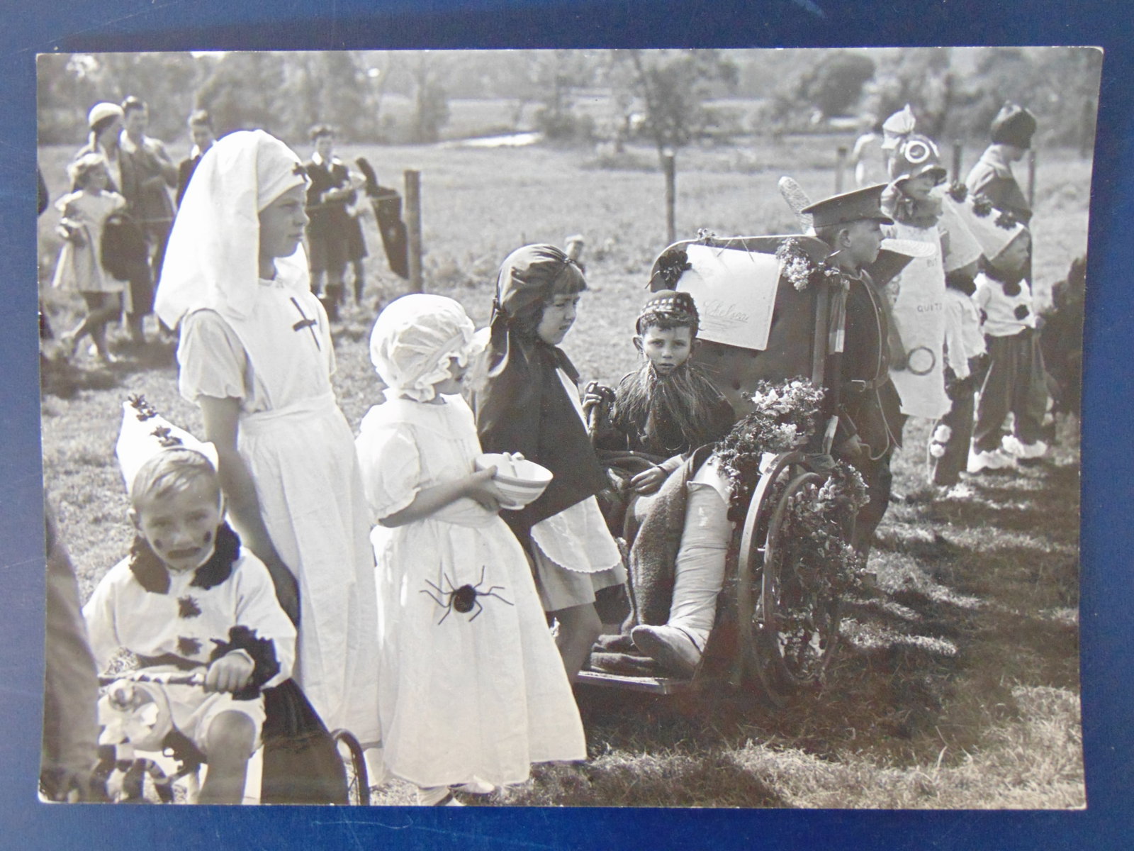 Photograph, dressed up children, by Willem van de Poll, "Von Seiner Schottlandreise", The Associated: Photograph, dressed up children, by Willem van de Poll, "Von Seiner Schottlandreise", The Associated Press, Berlin, 6.5" by 9"