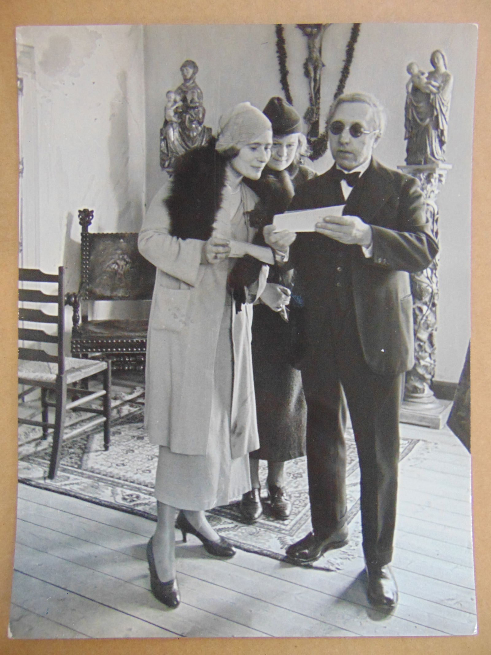Photograph, Albert Eisenstaedt, with handwritten description by his hand, "Famous sculptor Carl (1 of 6)