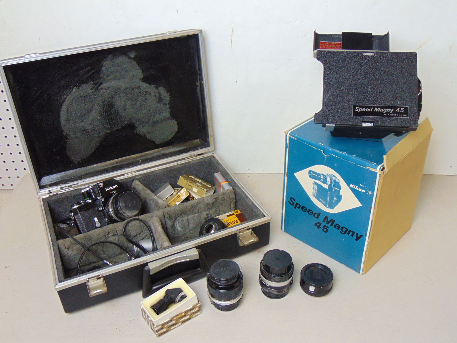 Nikon F camera in case with extra lenses & Speed Magny 45 by Mikami, still in original box (1 of 9)
