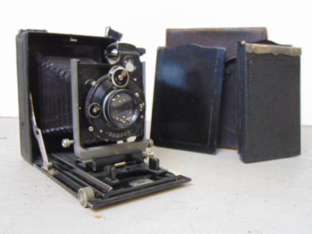 Vintage Compur Plaubel folding camera with plates in original case. (1 of 6)