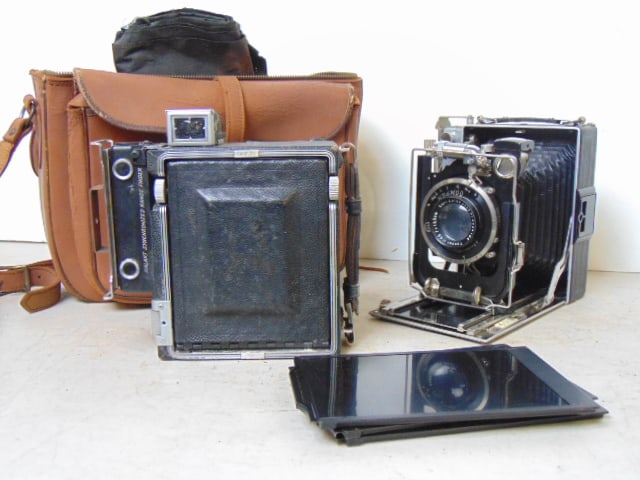 2 vintage cameras, Thagee Compur folding camera with Kalart Synchronized Range Finder & Graflex (1 of 6)