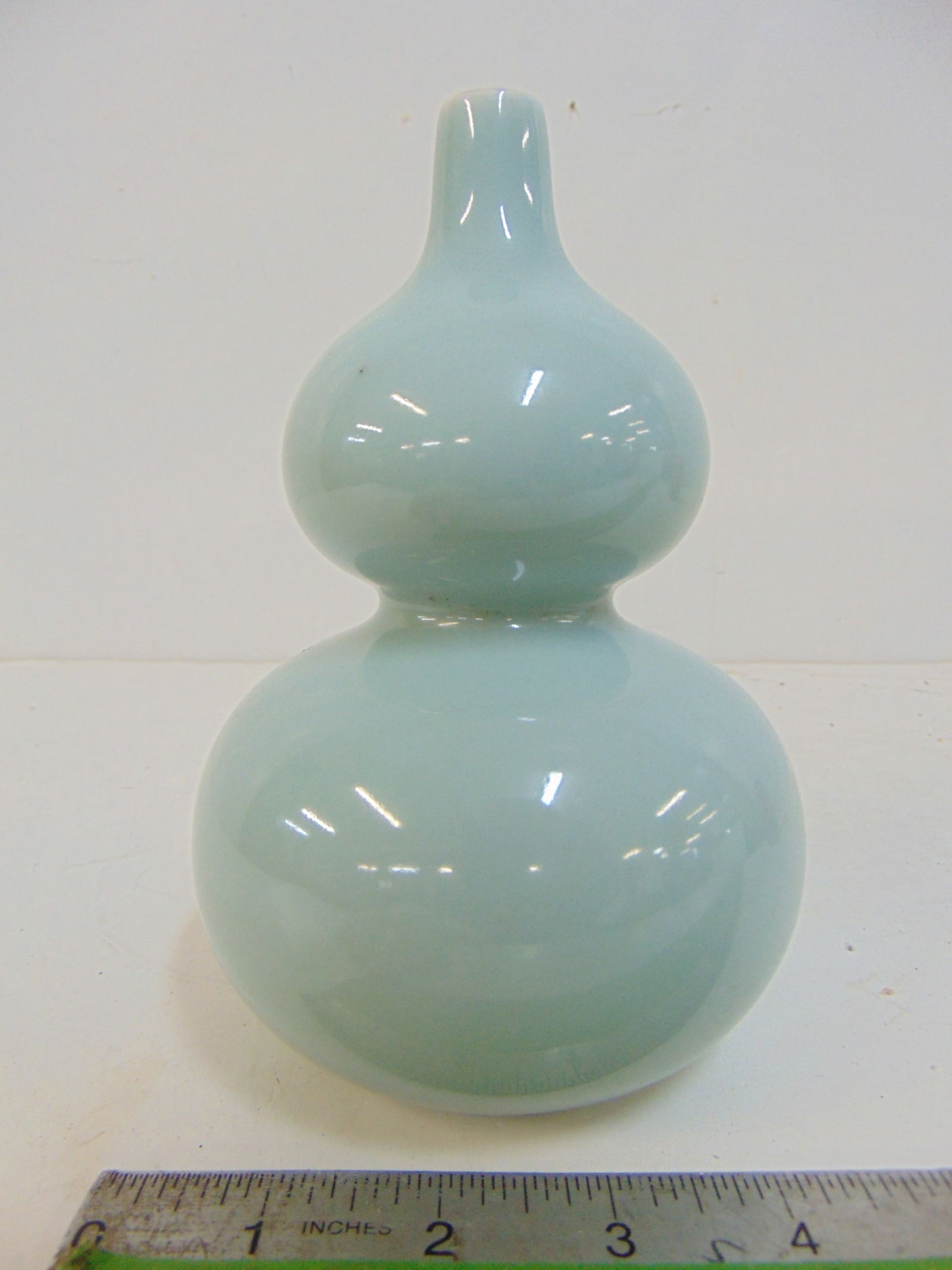 Small Chinese porcelain double gourd vase, signed, vase is 6 7/8" tall, in good condition (1 of 6)