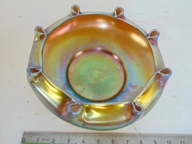 LCT Tiffany Aurene art glass bowl, 10" in diameter, in good condition.: LCT Tiffany Aurene art glass bowl, 10" in diameter, in good condition.