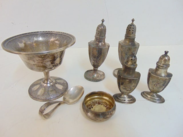 Sterling silver lot, footed bowl, 2 paid salt & peppers, lid & spoon, 8.5 troy (1 of 4)