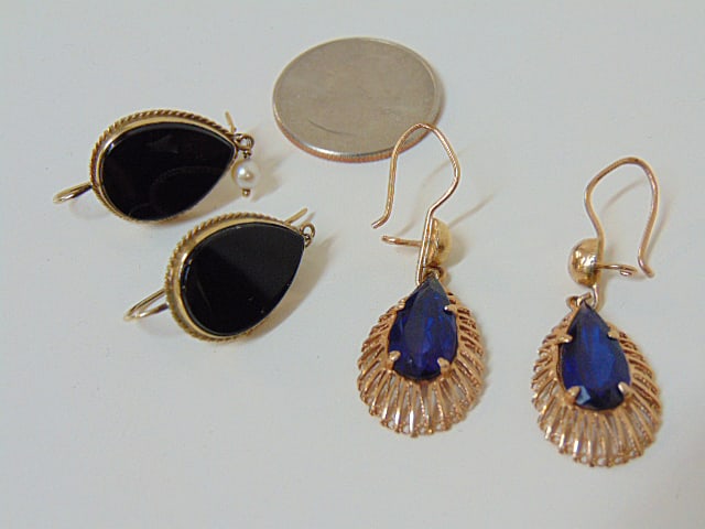 Jewelry. Two pairs of Vintage yellow gold earrings, both tested for 14kt, one pair black onyx (1 of 5)