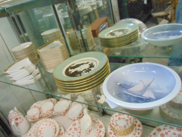 Lot misc. Royal Copenhagen porcelain, 6 silhouette plates, bowl with sailboat scene, 13 triangular (1 of 5)