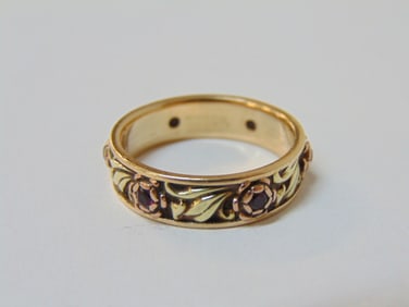 Jewelry. 14kt Gold band with 6 small round red gemstones worn stones w/ scratches, 4.70 grams, size