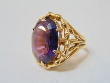 Jewelry. Vintage 14kt yellow gold cocktail ring w/ large faceted oval purple stone 2mm X 1.5mm,
