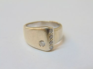 Jewelry. 14kt white gold diamond ring, 9.30 grams, inset round diamond approx. 3mm & 4 small