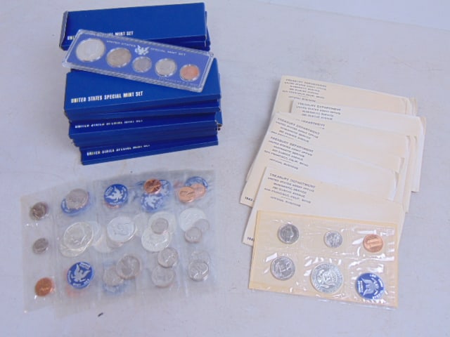 Lot of 1965 & 1966 US Mint sets, 25 sets in blue cases, 10 sets in plastic & 10 sets in envelopes. (1 of 6)