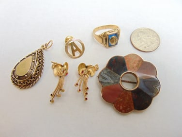Lot Gold jewelry, 5pcs to include 14kt pendant/locket 10.35 grams, approx. 1 1/2" length; 14kt "A"