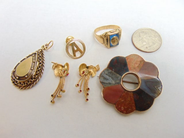 Lot Gold jewelry, 5pcs to include 14kt pendant/locket 10.35 grams, approx. 1 1/2" length; 14kt "A" (1 of 5)