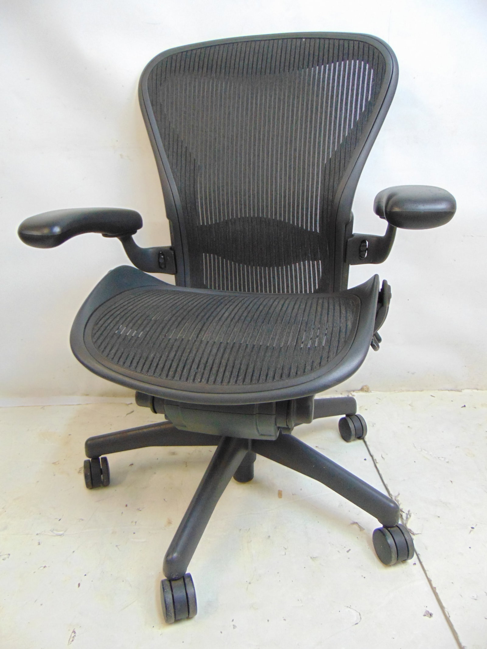 Herman Miller Aeron chair, size B, good condition, mesh good, medium model.: Herman Miller Aeron chair, size B, good condition, mesh good, medium model.