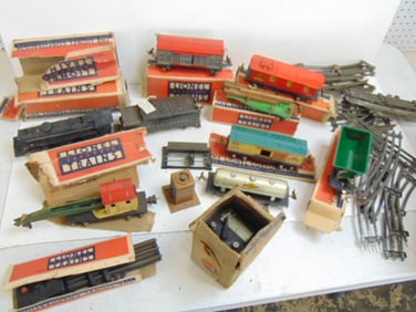 Lionel train set, includes 659 dump car, 2660 crane wagon, 656 cattle wagon; 1679 "Baby Ruth" wagon,