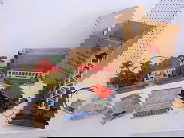 Lot Lionel accessories, coal elevator & diner both with original box, plus house in garden,