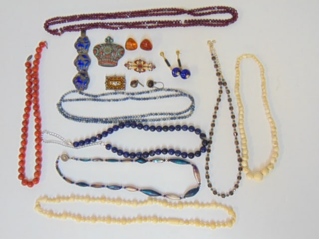 Jewelry. Costume & beaded collection, necklaces & other to include lapis; amber; amethyst; bone;: Jewelry. Costume & beaded collection, necklaces & other to include lapis; amber; amethyst; bone; etc..