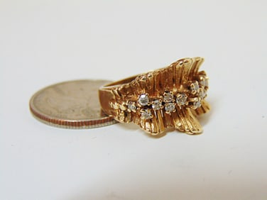 Jewelry. Vintage Diamond & Gold ring/band, 16 individual set round diamonds, approx. 1mm each, 7.60