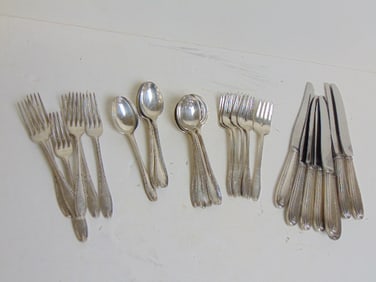 Lot sterling silver flatware, 7 dinner forks, 8 lunch forks, 8 spoons, 8 soup spoons, 8 knives, 33