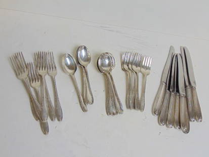 Lot sterling silver flatware, 7 dinner forks, 8 lunch forks, 8 spoons, 8 soup spoons, 8 knives, 33: Lot sterling silver flatware, 7 dinner forks, 8 lunch forks, 8 spoons, 8 soup spoons, 8 knives, 33 troy plus knives