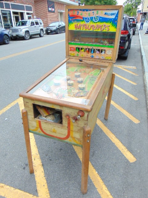 Hayburners arcade horse race game by Williams, original decorated cabinet, bumpers worn, needs: Hayburners arcade horse race game by Williams, original decorated cabinet, bumpers worn, needs restoration.