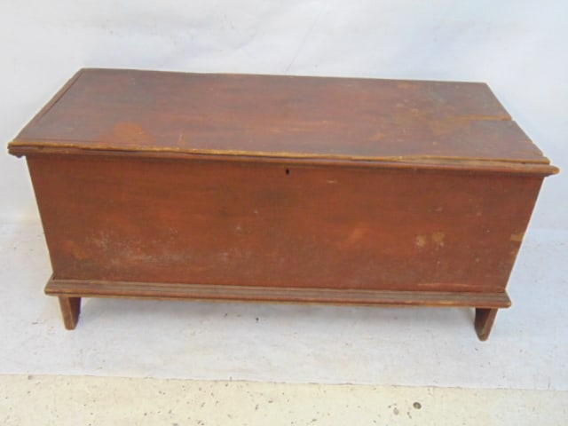 Country pine blanket chest in red paint, loose lid, lid has large chip, missing left side molding, (1 of 8)