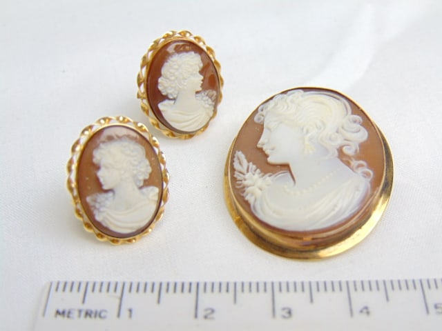 Jewelry. 18kt carved cameo pin/pendant hallmark 750 & 18kt clip on earrings hallmark 18k, (1 of 4)